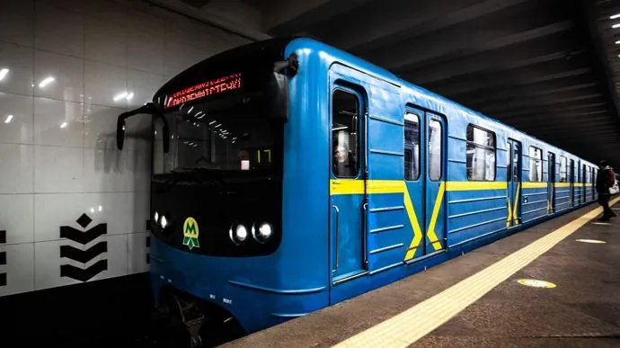 Рятувальники звільнили чоловіка з-під вагона метрополітену в Києві | УНН