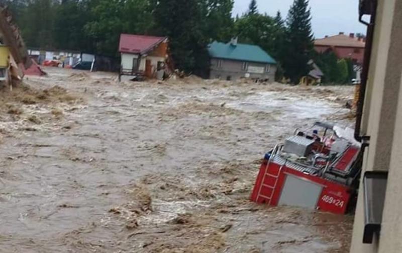 У Польщі місто опинилося під водою внаслідок прориву дамби, викликаного інтенсивними дощами.