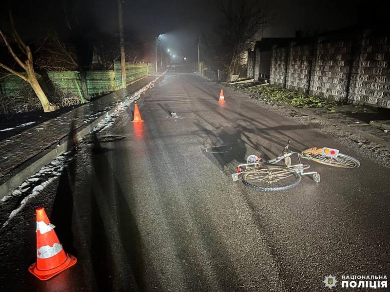 Легковий автомобіль під час туманної погоди не помітив велосипедиста, водій, перелякавшись, втік з місця події. Кримінальна новина - Останні новини Рівного та його околиць - Рівне Вечірнє.