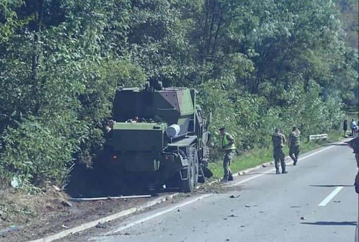 У Сербії сталася аварія за участю військової техніки та цивільного автомобіля, внаслідок якої є жертви та постраждалі.