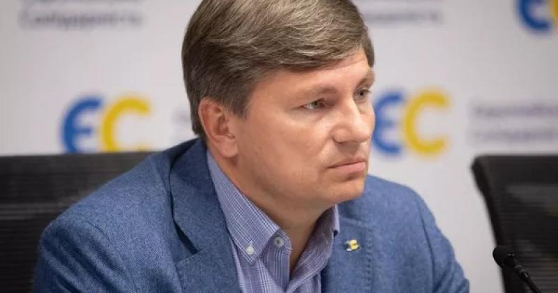 Голова фракції Порошенка придбав розкішну віллу під Києвом за заниженою вартістю, оформивши її на свою дружину, стверджує експерт.