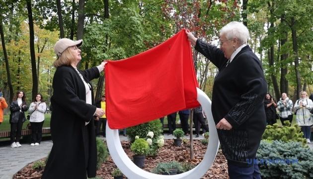 У Харкові презентували арт-інсталяцію, яка відзначає важливість донорства крові.