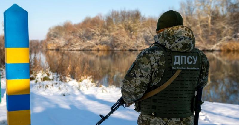 Чоловік самостійно звернувся до прикордонників: він намагався нелегально перейти кордон і мало не потонув (фото)