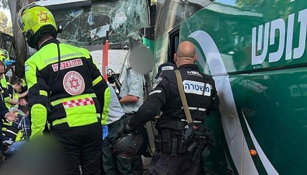 Трагедія в Тель-Авіві: вантажівка протаранила автобусну зупинку, внаслідок чого загинула одна особа, а число поранених зросло.