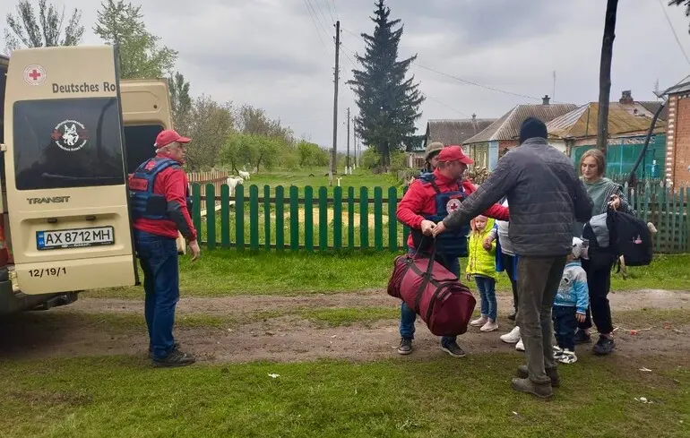 Кожен другий українець має родичів, які залишили свої домівки через збройний конфлікт, згідно з результатами опитування.